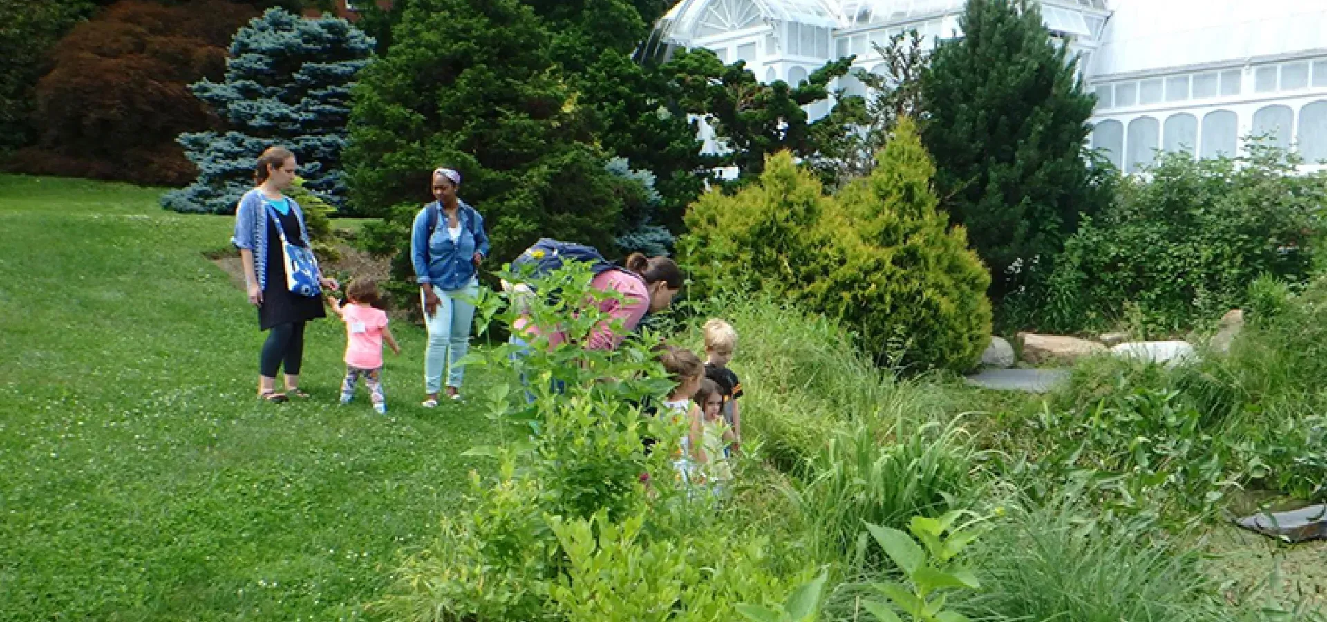 Group of 希尔堡 children outside the Smith conservatory
