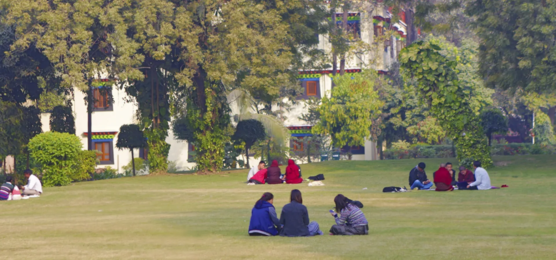 学生们在印度的草坪上
