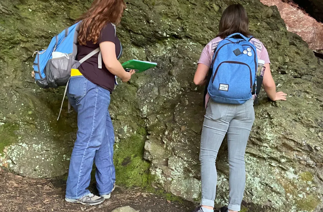 两个学生在检查岩石表面.