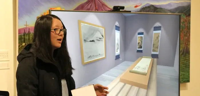 一名学生在郭彦龙教授的课堂上介绍她的虚拟画廊