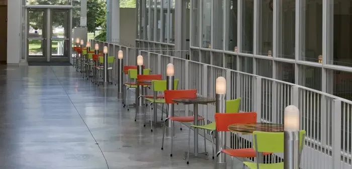 澳门葡京博彩软件校园中心，小桌子排列在栏杆上