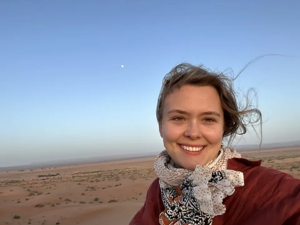 伊丽莎白·彼得斯24年的照片，背景是蓝色和沙漠