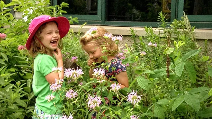 两个女孩在外面看花